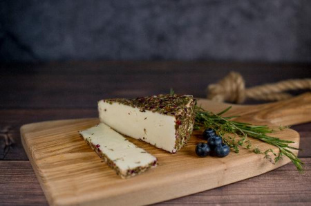 Монкле́р Саваж — сыр полутвёрдый, в обсыпке из итальянских трав и ягод,
